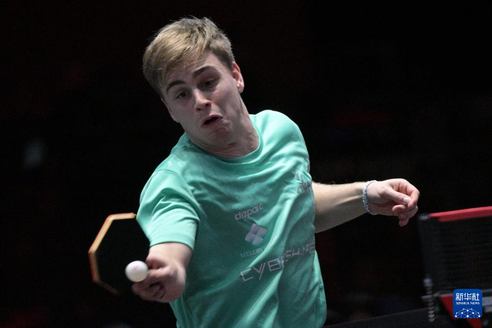 通过精巧的 通过精巧的